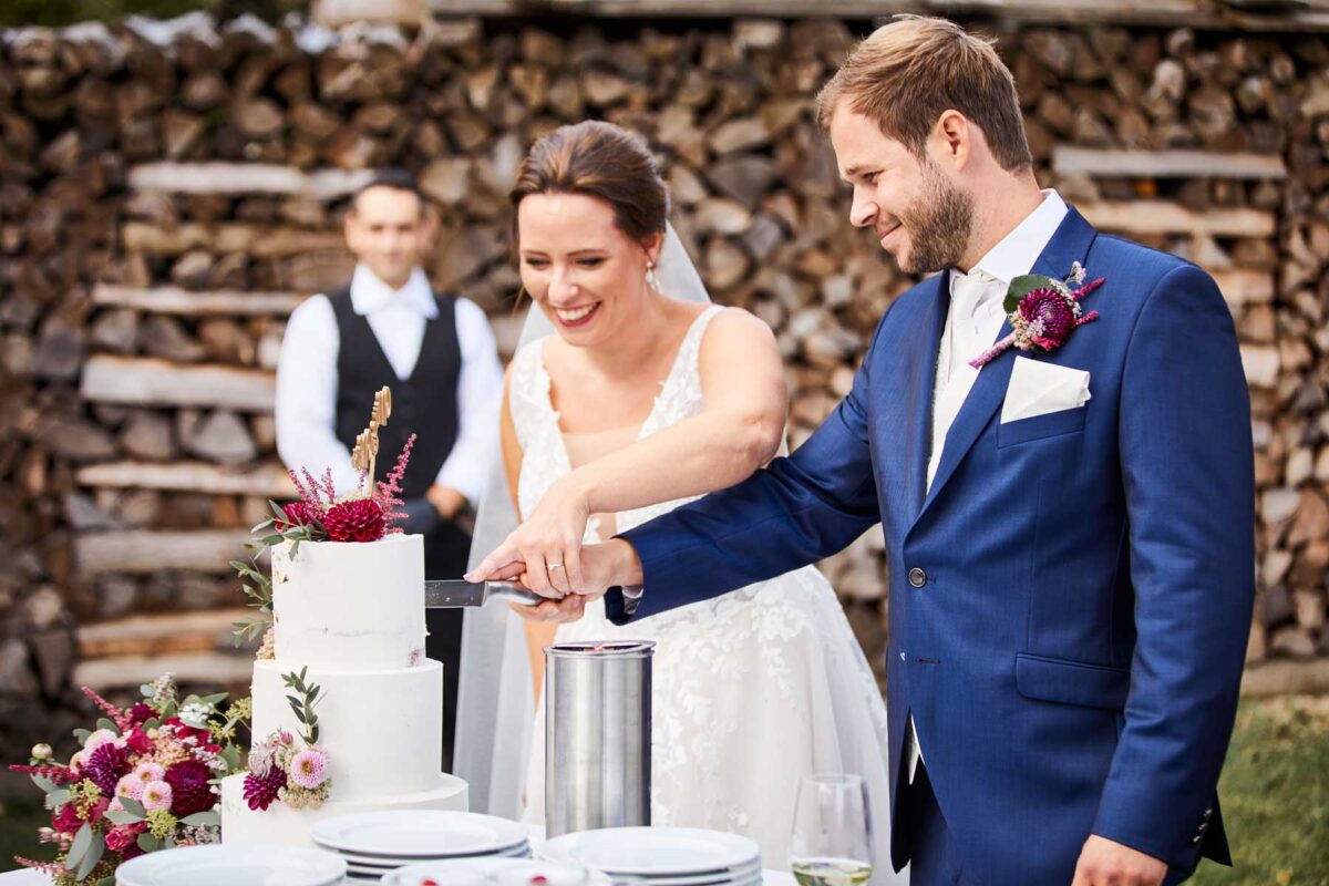 Hochzeitspaar beim Anschneiden der Torte